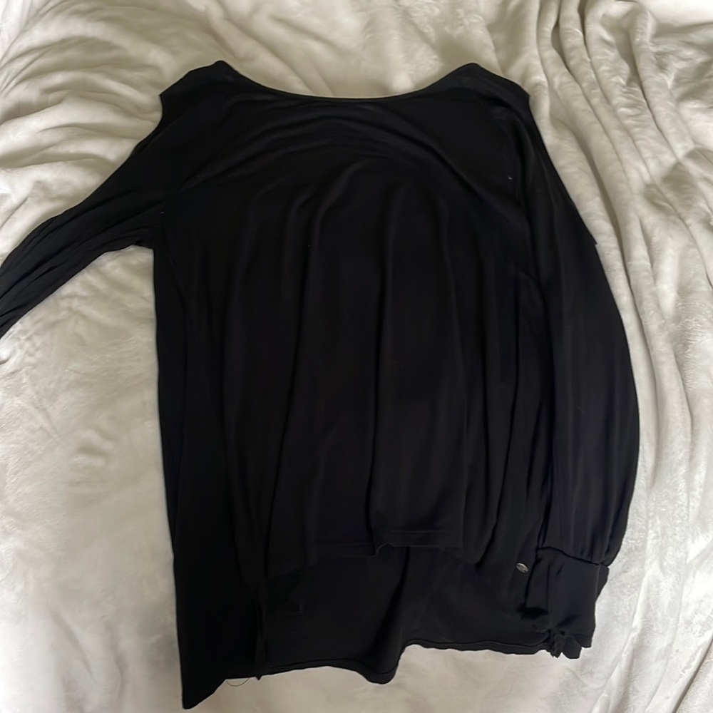 long sleeve american eagle top! shoulders are cut out